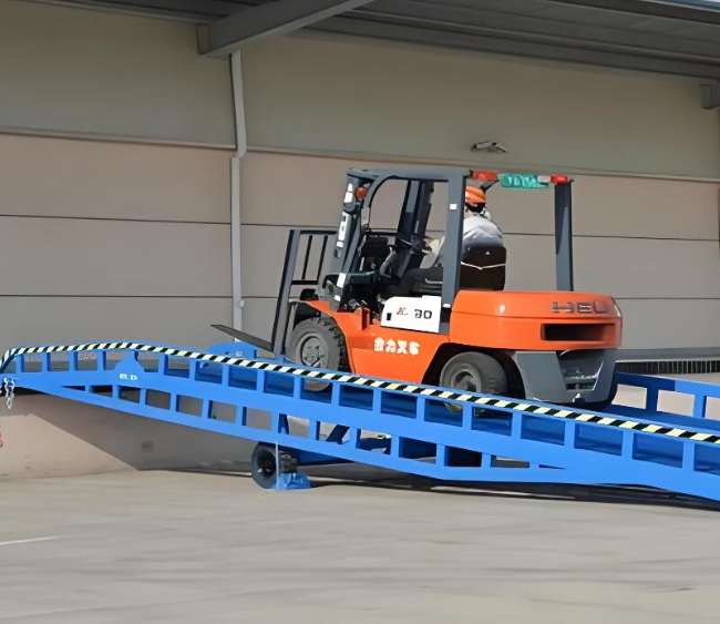 桦甸移动式卸货平台（叉车用）